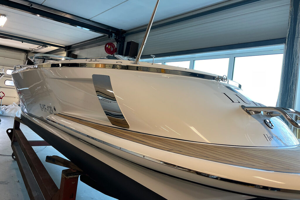 Keramische coating op een boot